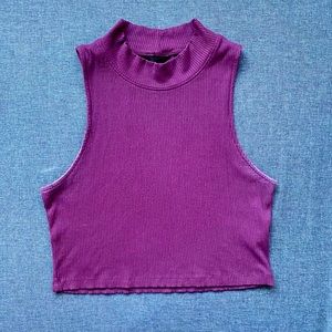 Super cute high neck crop tank perfect for G N O🤍